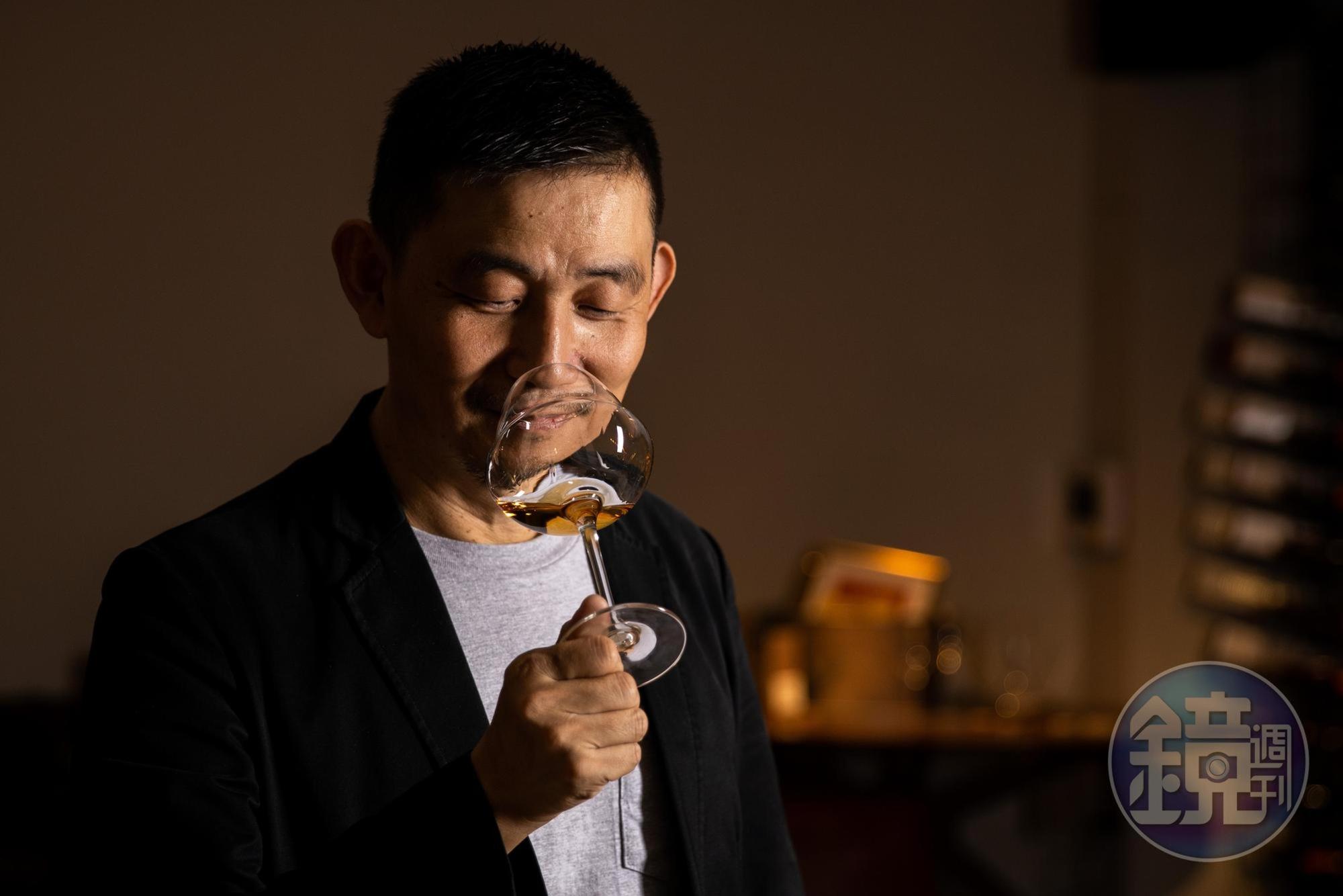 葡萄酒作家林裕森致力於推廣自然派葡萄酒。（葉琳喬攝）