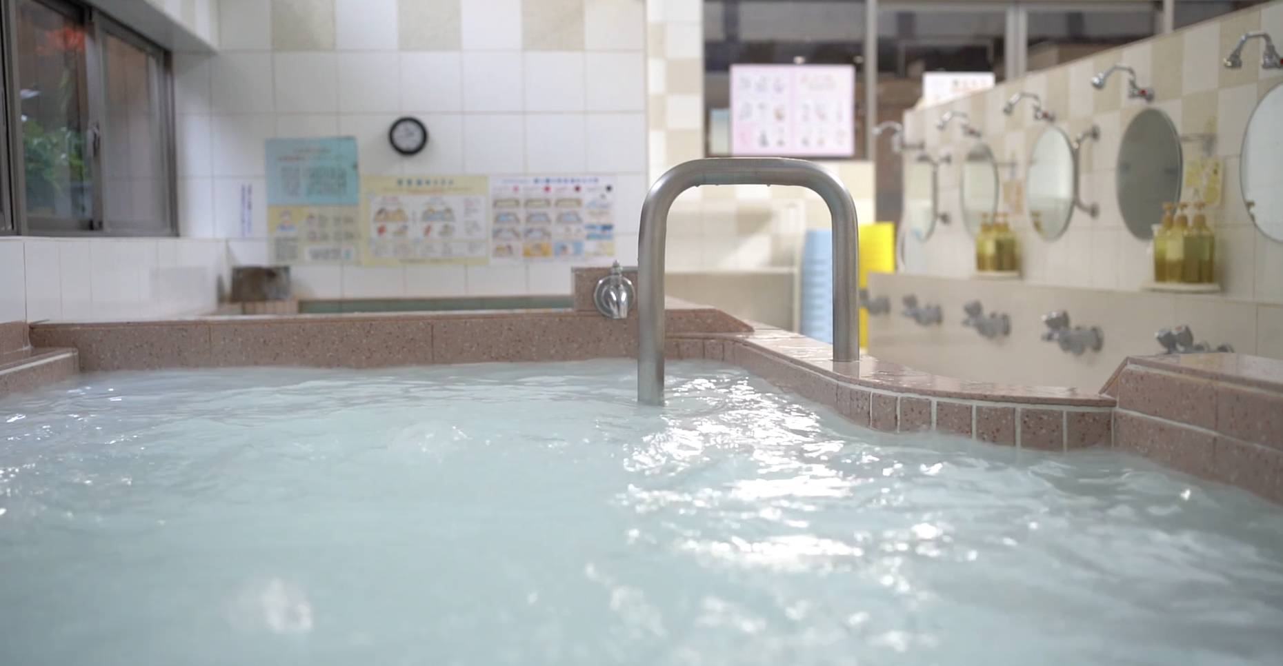 東京一間名為「小杉湯」的澡堂在推特上發起「線上錢湯」的活動。(翻攝小杉湯Youtube)
