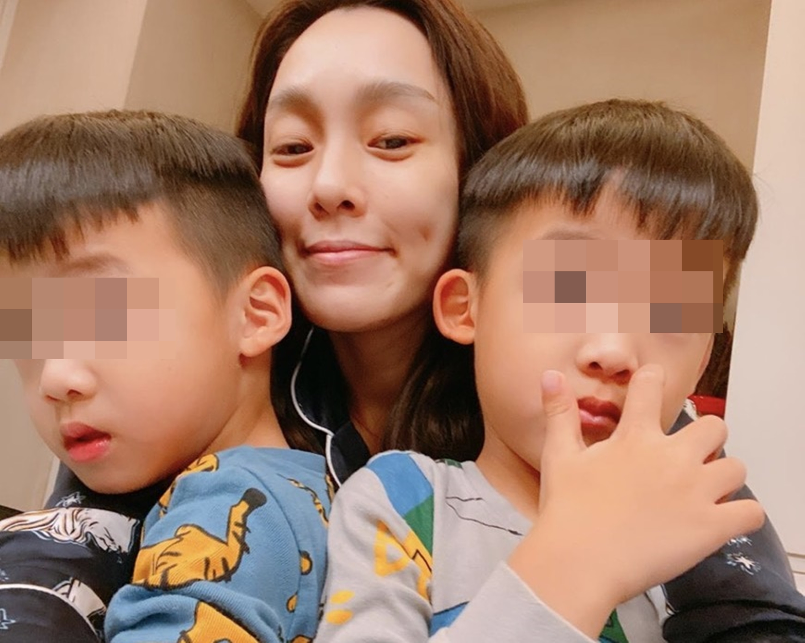 范范貼出雙胞胎兒子端午節玩樂影片，又被網友酸學歷造假事件。（翻攝自范瑋琪IG）