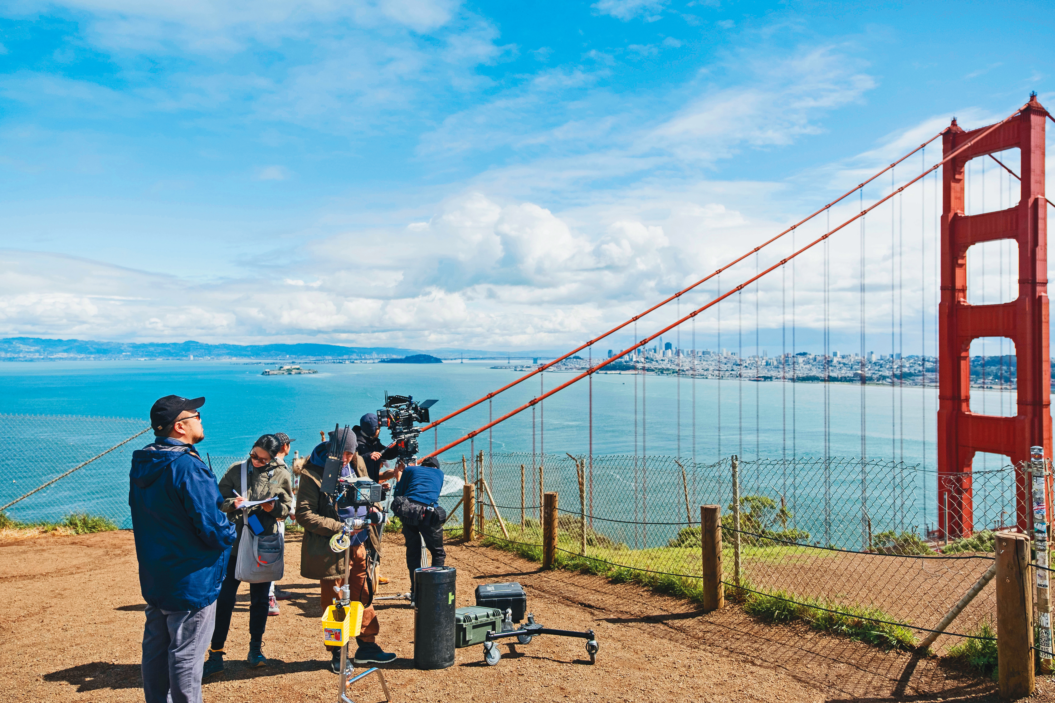 導協理事葉天倫（左一）拍攝《雙城故事》遠赴舊金山取景，他也將於導協的影視課程中分享工作經驗。（青睞影視提供）