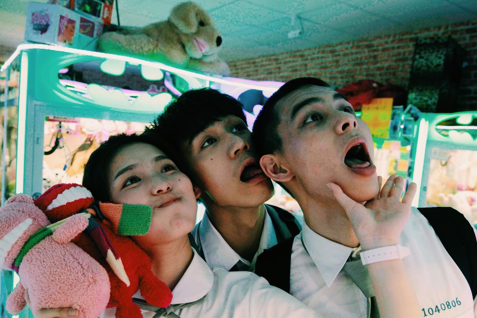 電影《破處》中，演員睦媄（左起）、吳肇軒、楊懿軒飾演對性好奇的高中生。（双喜電影提供）