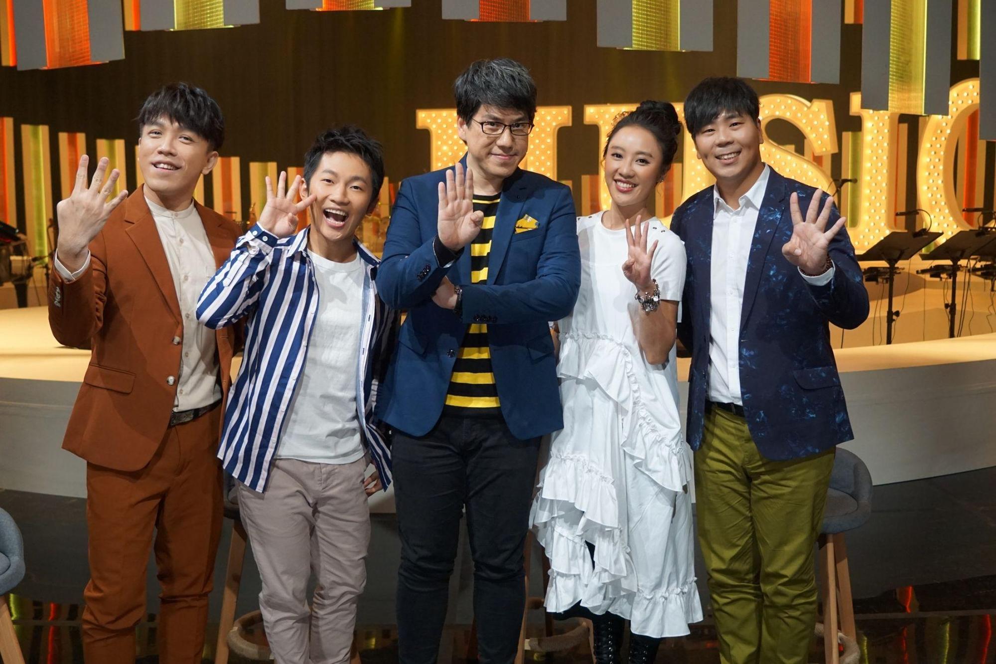 許志豪(左起)、蔡昌憲、馬世芳、方宥心、邵大倫齊到《音樂萬萬歲4》節目宣傳。(公視提供)