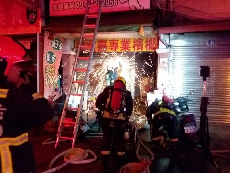 消防人員以電鋸破門進入屋內搜救。(消防局提供)