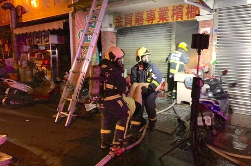 台中太平區一家檳榔攤暗夜大火，一家5口送醫急救。（消防局提供）