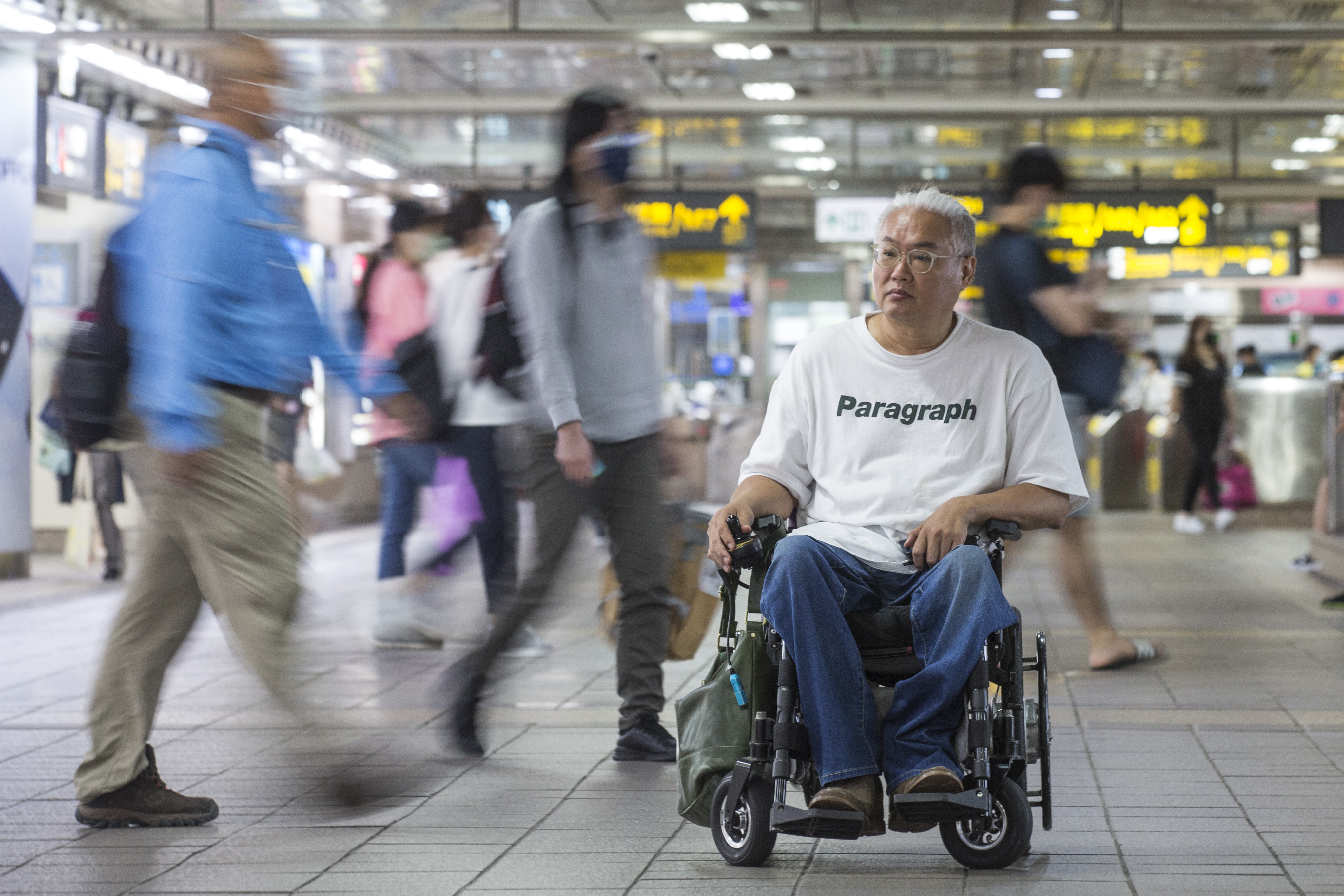 廣告導演范可欽因小兒麻痺致行動不便，他長年關注身障者的安全和投保權利。