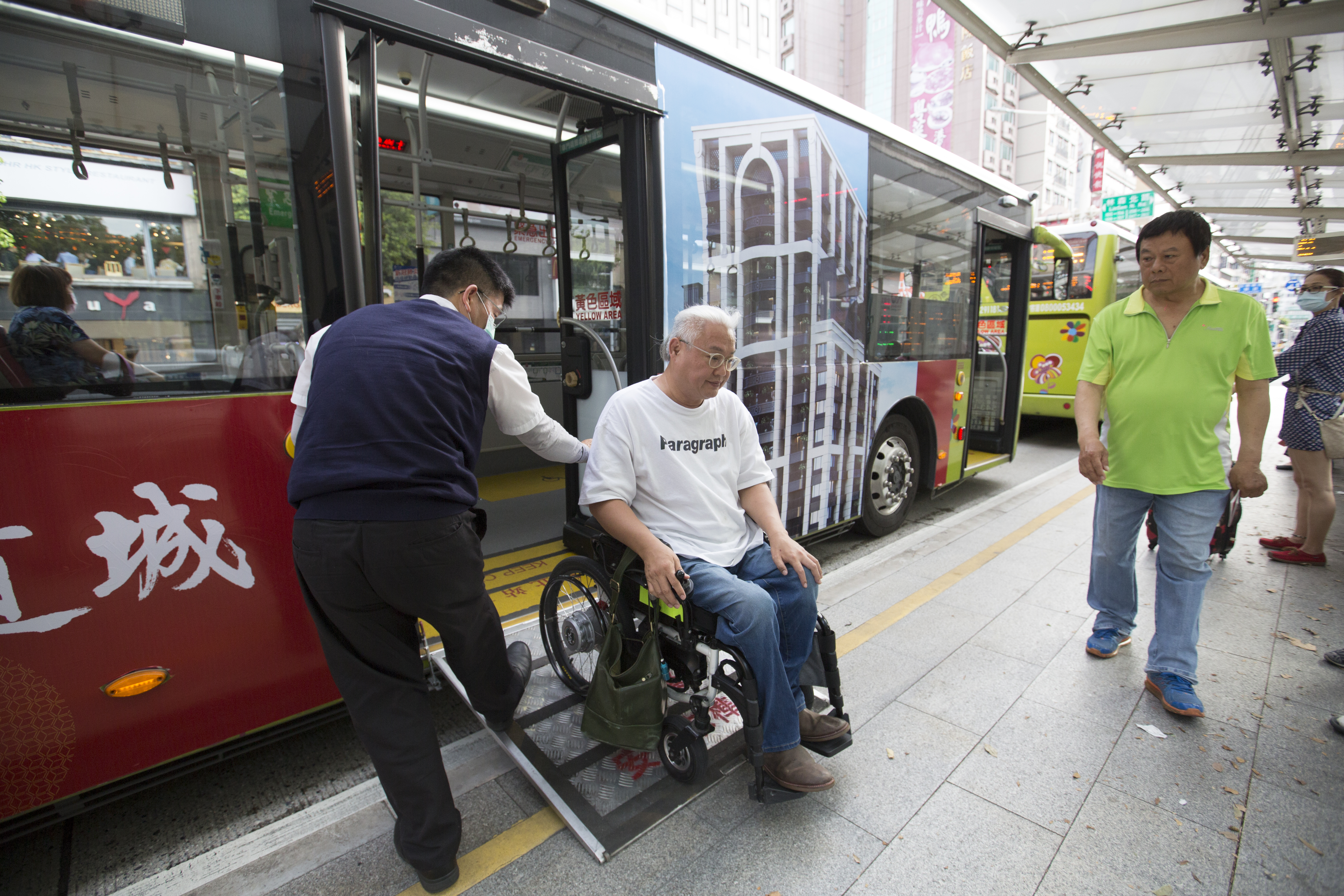 曾經搭公車二度意外跌傷的范可欽，現在搭車格外小心安全機制。
