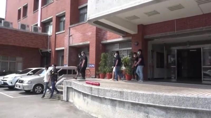 警方訊後將莊嫌（首位白衣）等人移送法辦。（翻攝自畫面）
