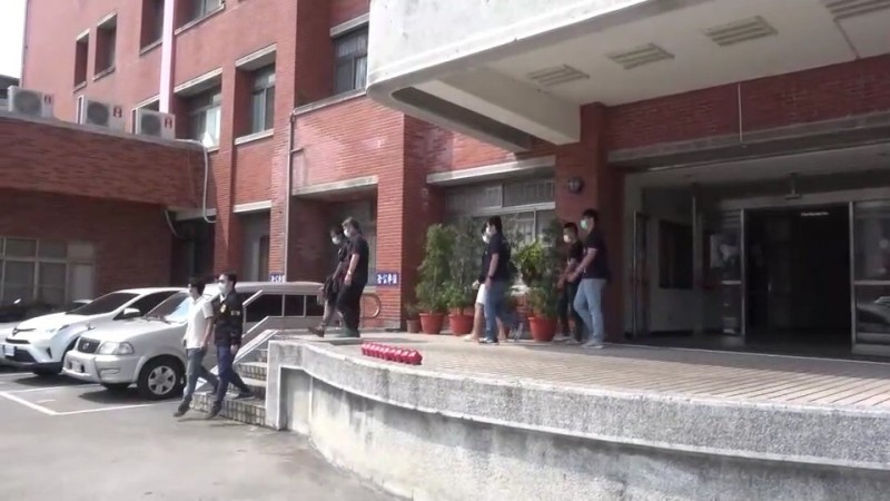 警方訊後將莊嫌(首位白衣)等人移送法辦。(翻攝自畫面)