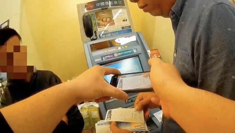 警方當天查緝該詐團時，仍有車手持續提領贓款。（翻攝自畫面）