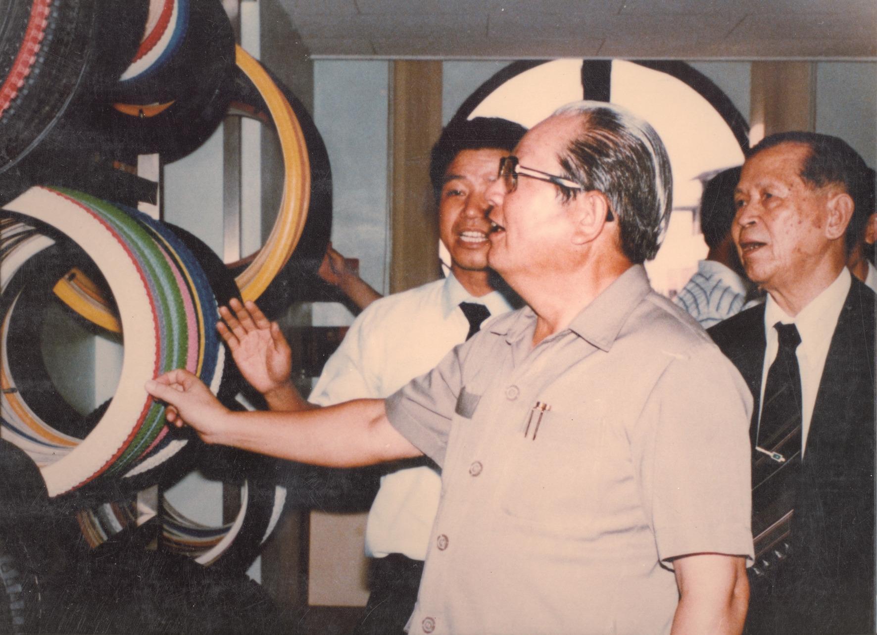 考試院前院長邱創煥,今日稍早傳出病逝台北,享耆壽96歲。圖為邱創煥1987年省主席任內參觀建大輪胎。(建大提供)