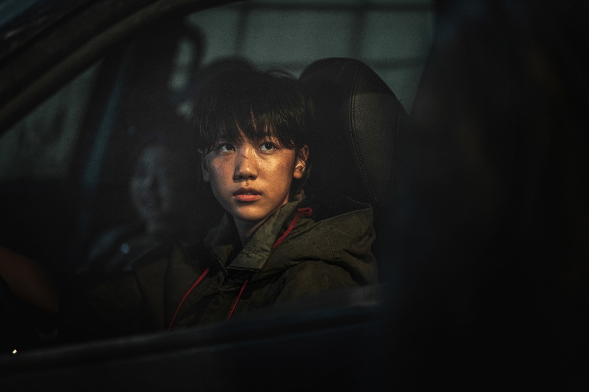 李蕊在《屍速列車2：感染半島》火力全開，與活屍大戰。（車庫娛樂提供）
