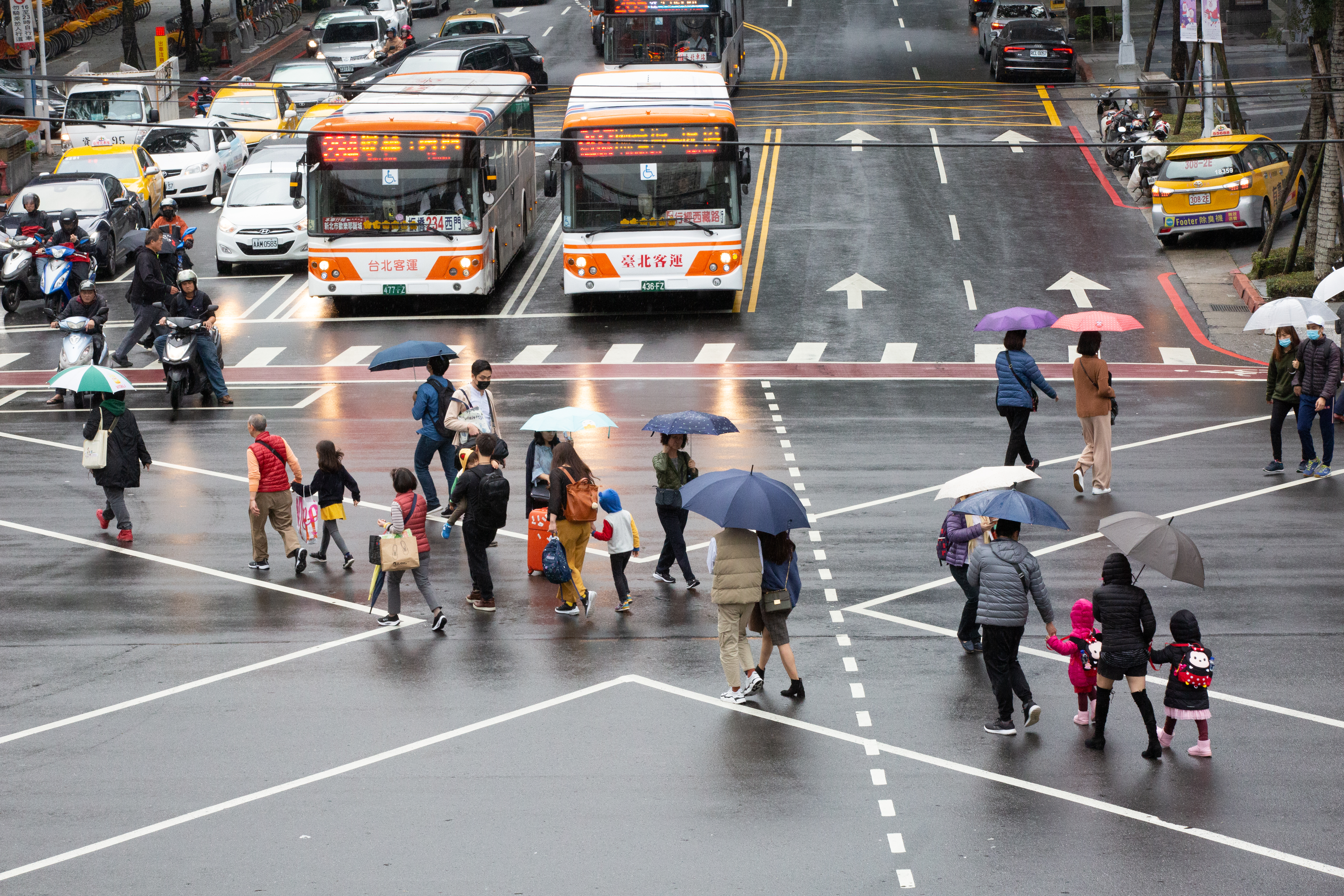 中央氣象局下午5時針對17縣市發布豪、大雨特報，其中花蓮縣、新北市、桃園市及宜蘭縣要慎防劇烈降雨。