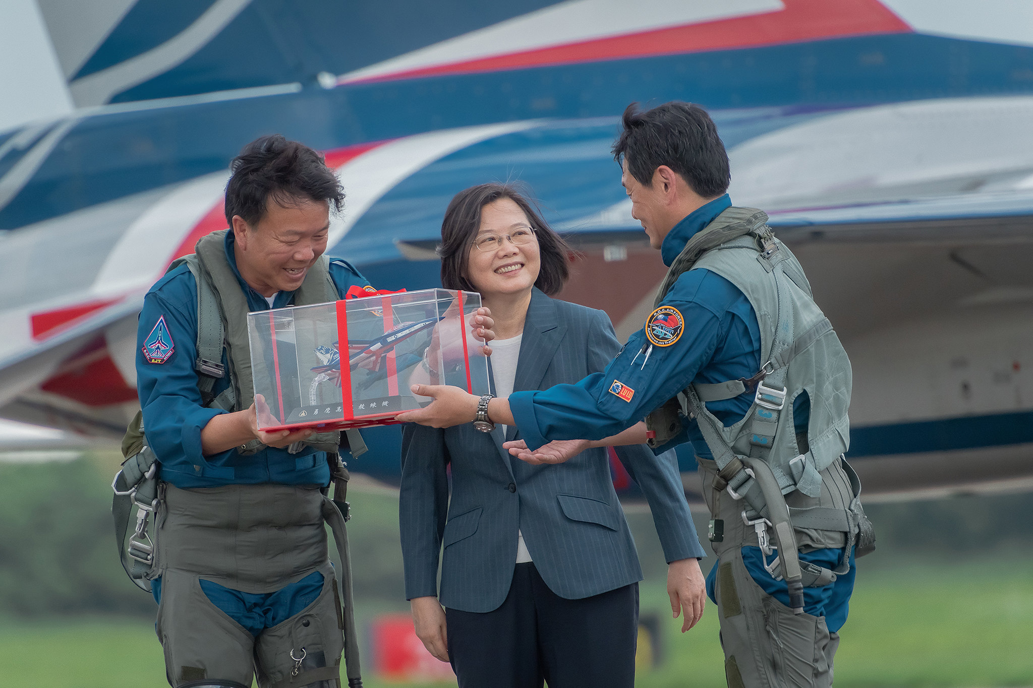 中國解放軍近日動作頻頻,蔡英文的回應是呼應國軍加強警戒。圖為蔡英文6月22日出席「空軍新式高教機首飛展示」。(總統府提供)