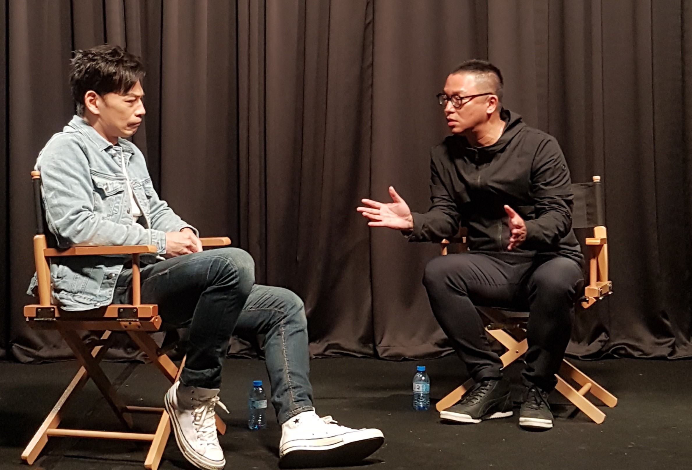 「導演與導演對談」系列影片之一，由沈可尚（右）與林暐恆（左）就電影《練愛iNG》展開對談。（中華民國電影導演協會提供）