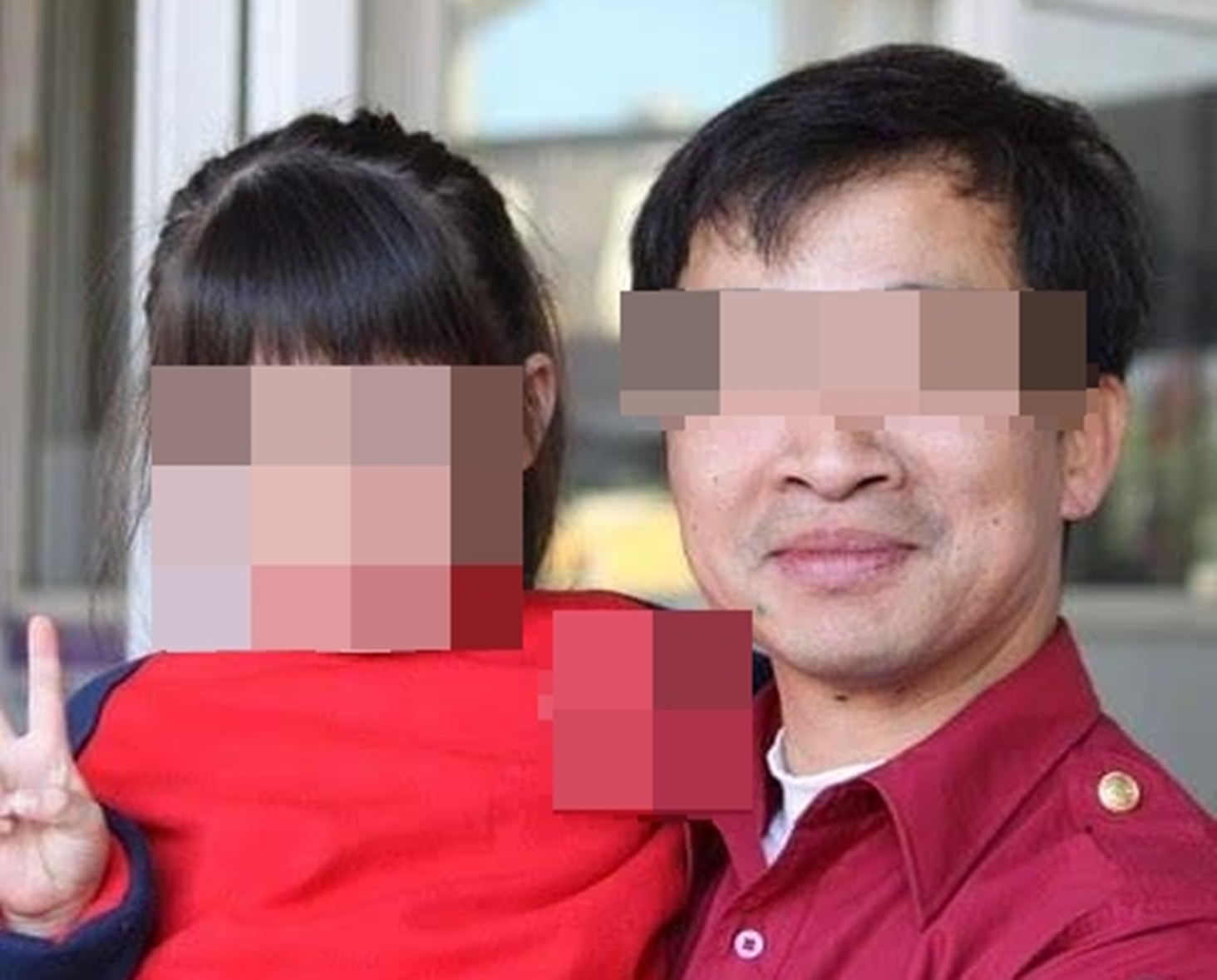 陳男性侵後隔月竟還貼出年輕時與來分隊參訪的女童合照。（翻攝自臉書）