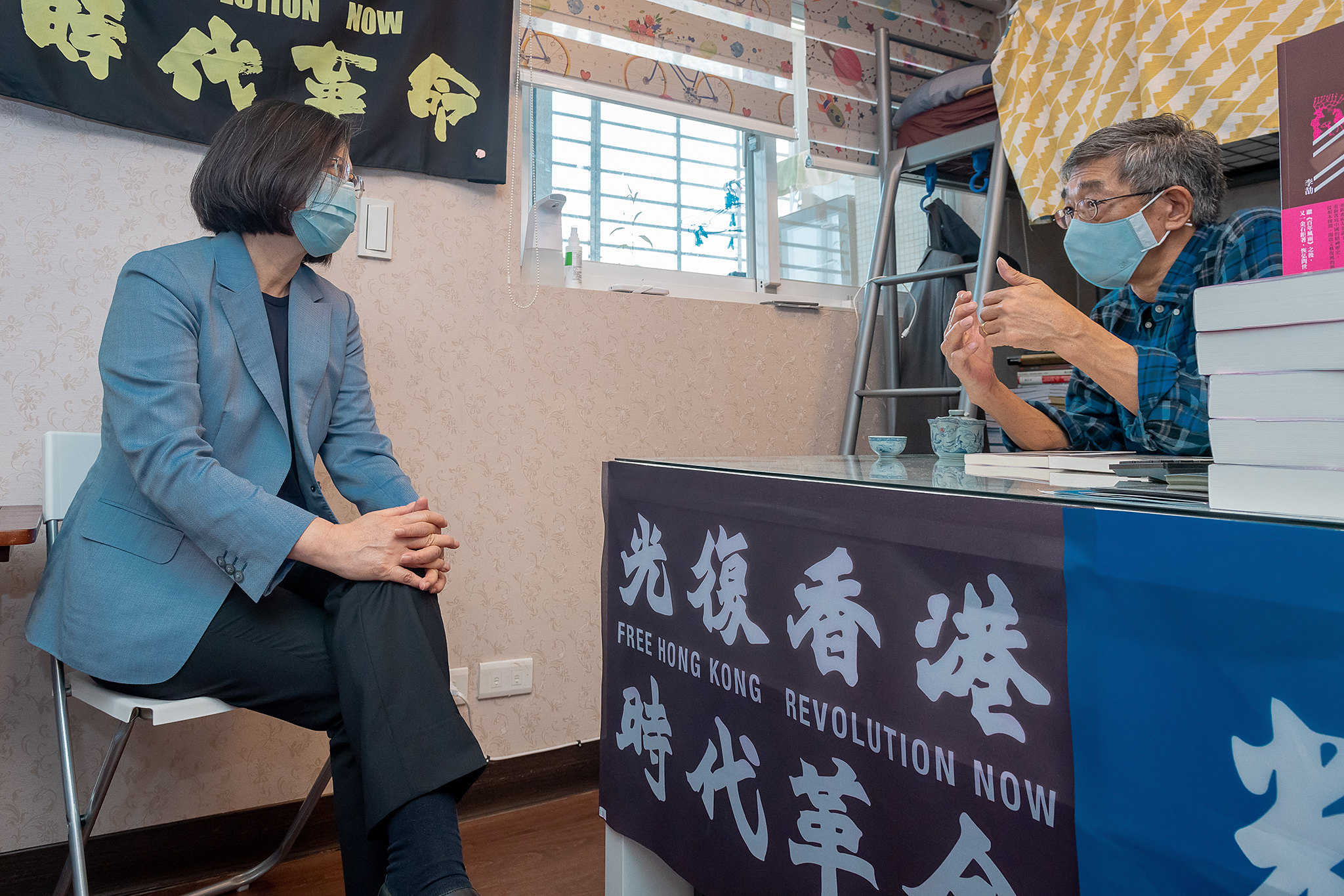 紐時指出，蔡英文對中國的態度是小心謹慎，例如，台灣上個月表示將擴大對逃離香港的反送中人士提供庇護，但卻並未提供太多細節，是為了避免惹惱中國。圖為蔡英文參訪銅鑼灣書店。（總統府提供）