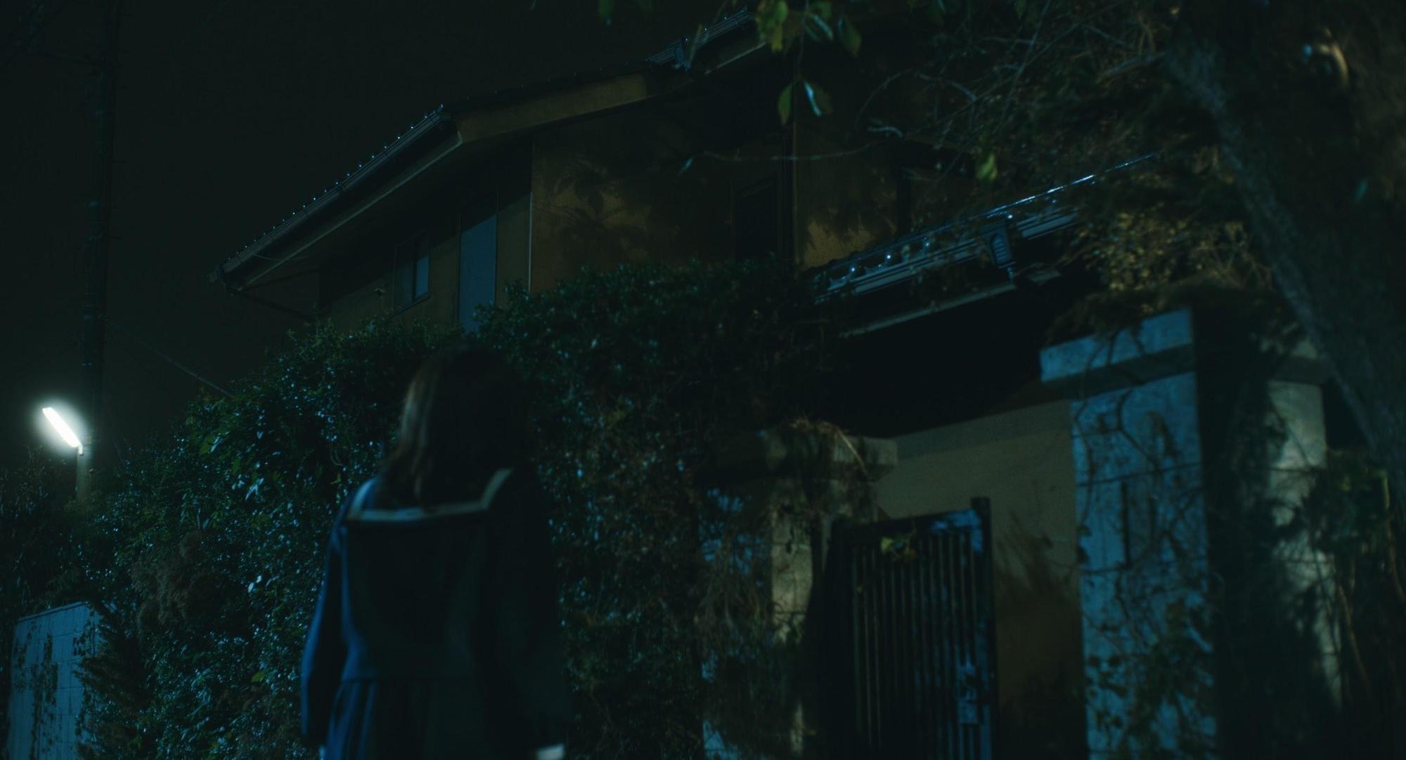 Netflix劇集《咒怨之始》故事以散發陰森氣氛的「詛咒之家」為開端。(Netflix提供)