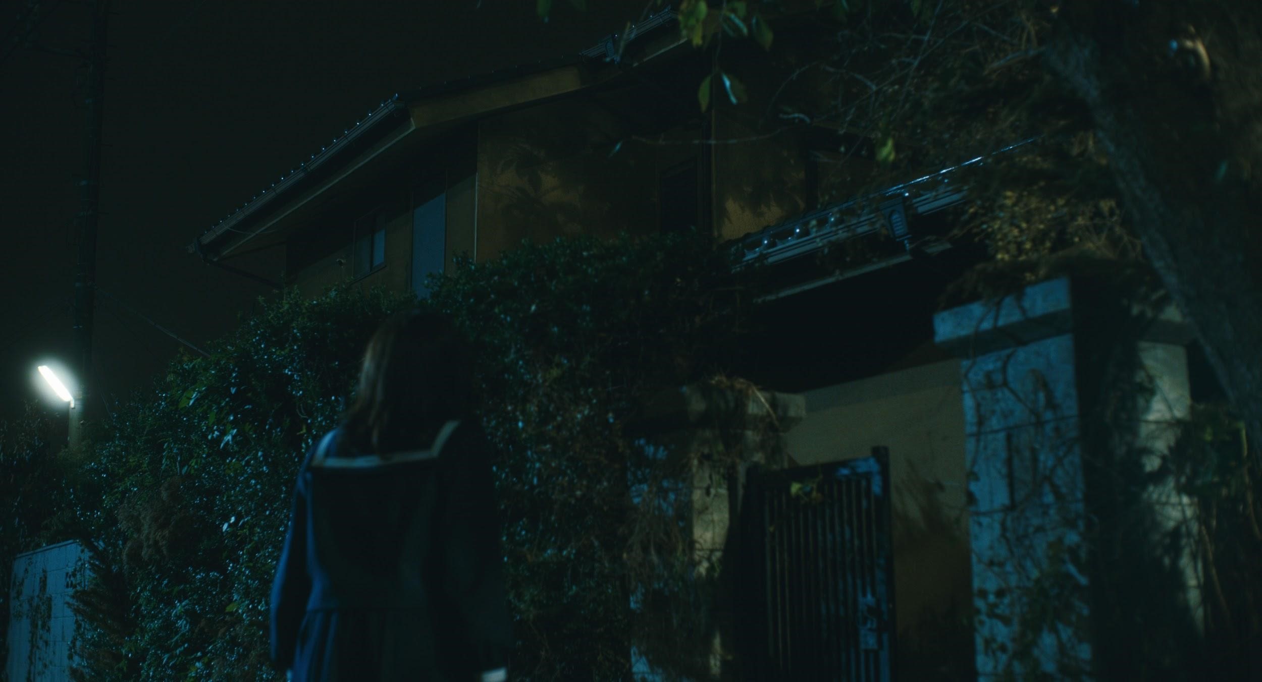 Netflix劇集《咒怨之始》故事以散發陰森氣氛的「詛咒之家」為開端。（Netflix提供）