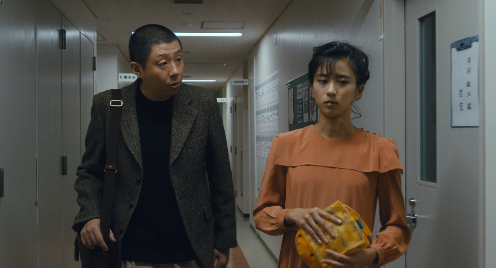 黑島結菜(右)劇中飾演新進女星,因住進怪屋求助靈學專家荒川良良。(Netflix提供)