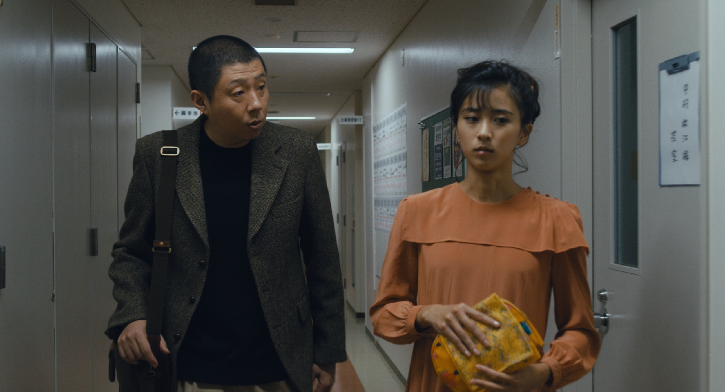 黑島結菜（右）劇中飾演新進女星，因住進怪屋求助靈學專家荒川良良。（Netflix提供）