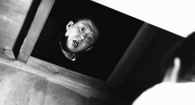 《咒怨之始》故事背景發生在1988年，靈學專家荒川良良為查出真相造訪了詛咒之家。（Netflix提供）