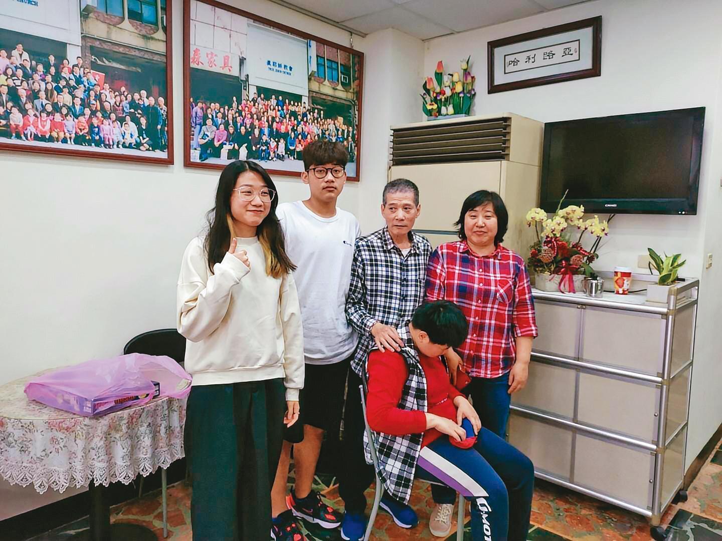 祈文瑛(後右1)一家5口今年過年時於教會所拍攝的全家福。大女兒(前)拍照時並不喜歡看鏡頭。(祈文瑛提供)