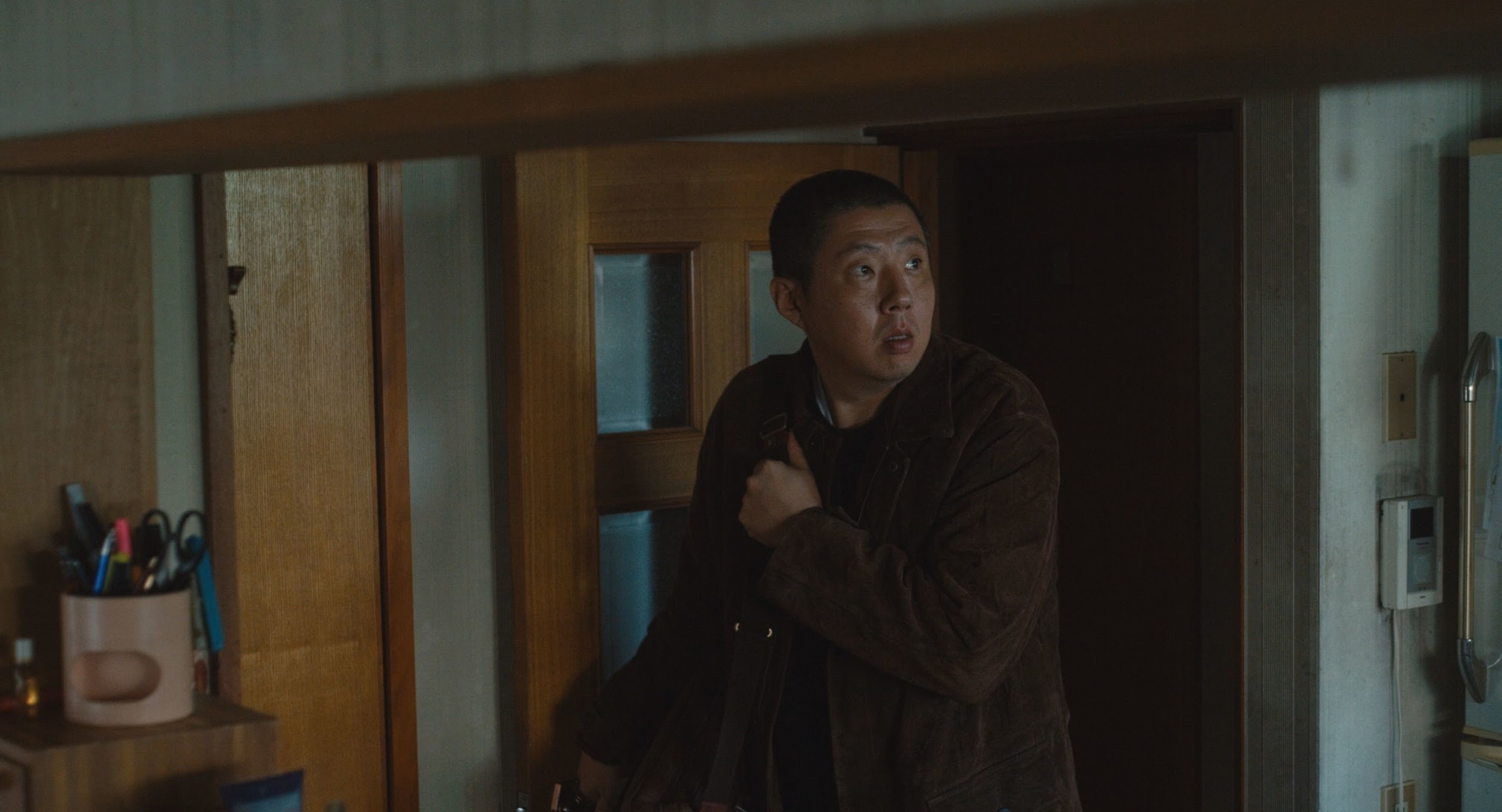 荒川良良在《咒怨之始》飾演靈學專家，當初選角曝光時讓觀眾都相當驚訝。（Netflix提供）