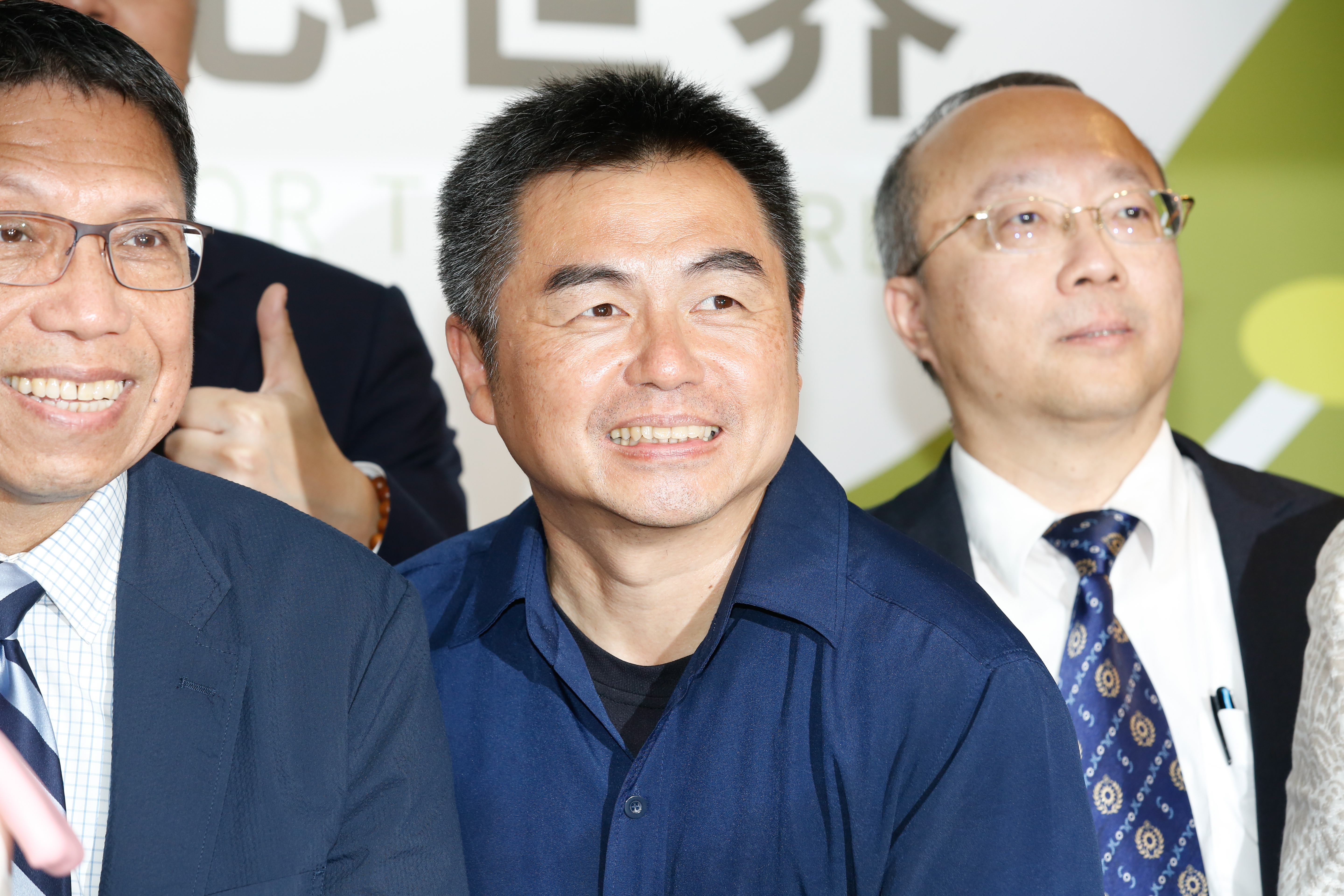 面對媒體頻頻問及感情，張鈞甯強調隨緣還順便爆料經紀人也去拜月老卻沒揪她。