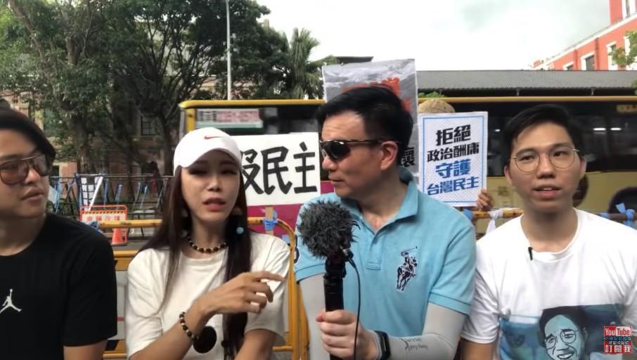 于北辰(右2)為了聲援國民黨立委,在立院外死守,期間有直播主來幫忙。(翻攝北極星說故事YouTube)