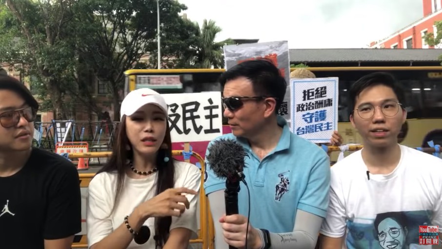于北辰（右2）為了聲援國民黨立委，在立院外死守，期間有直播主來幫忙。（翻攝北極星說故事YouTube）