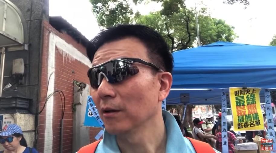 于北辰為了聲援國民黨立委,在立院外死守3天。(翻攝北極星說故事YouTube)