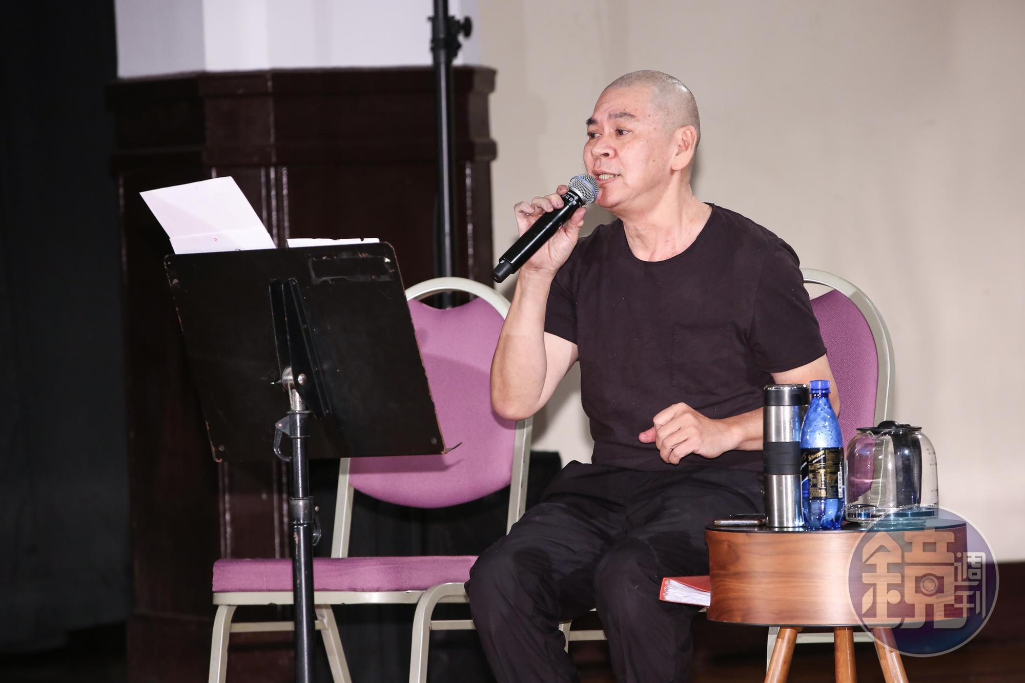 除了導覽畫作以外，蔡明亮也在活動會場演唱記憶中跟他連結甚多的國語老歌。