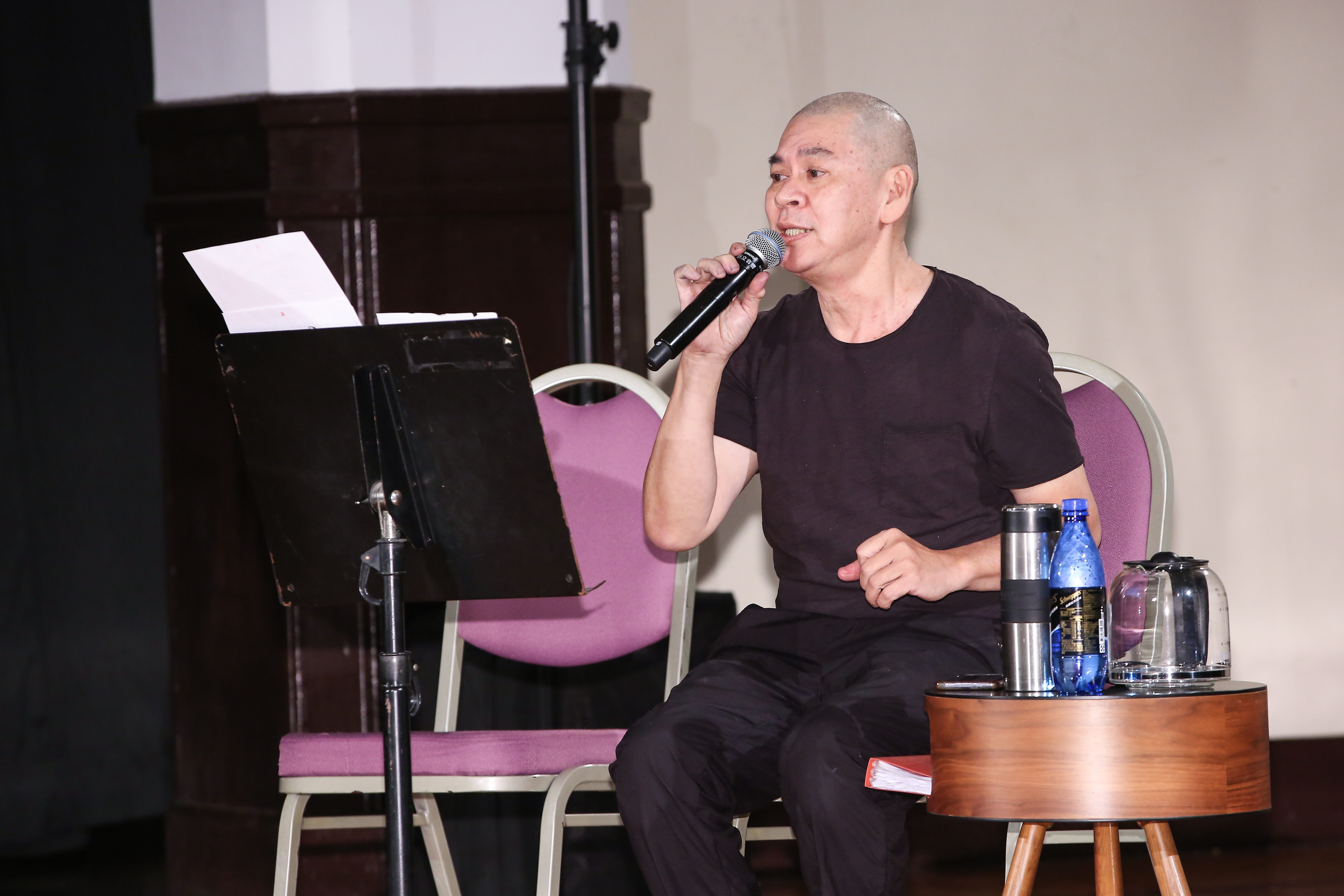 除了導覽畫作以外,蔡明亮也在活動會場演唱記憶中跟他連結甚多的國語老歌。