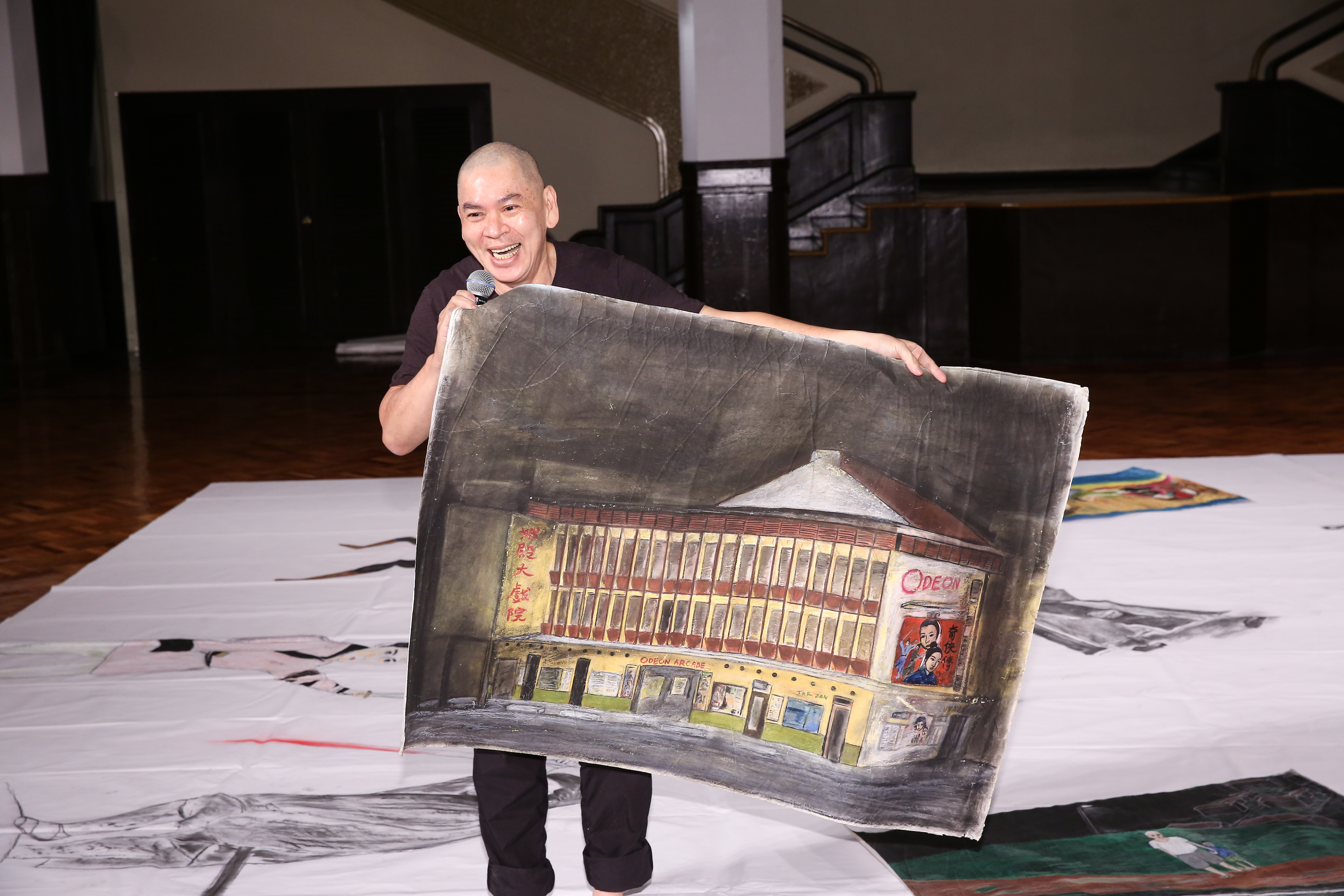 蔡明亮的手上的繪畫，是他童年時期在馬來西亞家鄉陪爺爺奶奶看電影的老戲院，現今已經被拆除了。