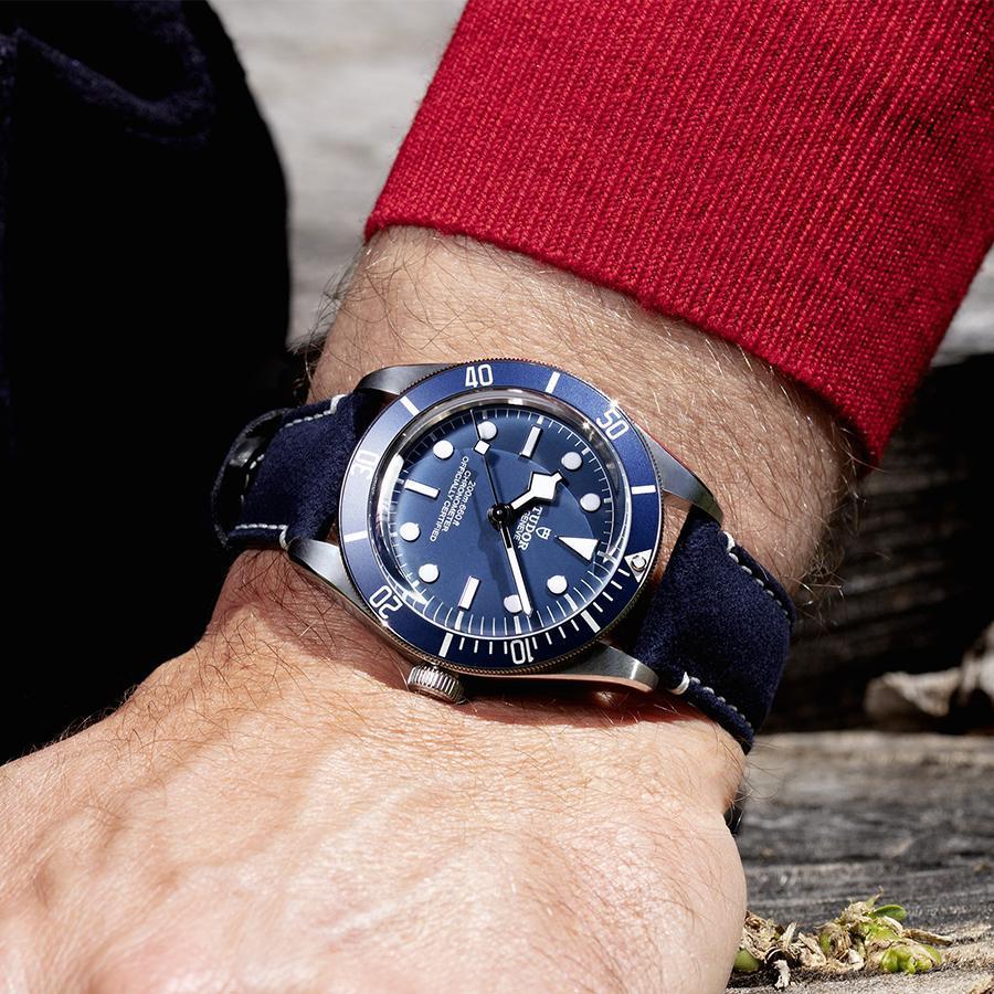 Black Bay Fifty-Eight Navy Blue | 錶徑39mm、不鏽鋼材質、時間指示、5402自動上鏈機芯、C.O.S.C.瑞士官方天文台認證、防水200米、建議售價約NT$ 106,500