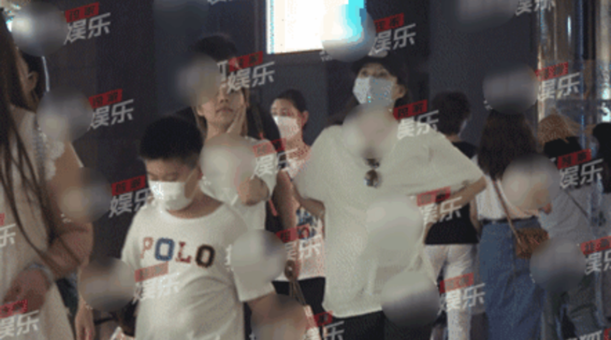 章子怡卸貨已半年，但日前外出時被拍到腹部仍隆起，像是懷孕的照片。（翻攝自鳳凰網娛樂）