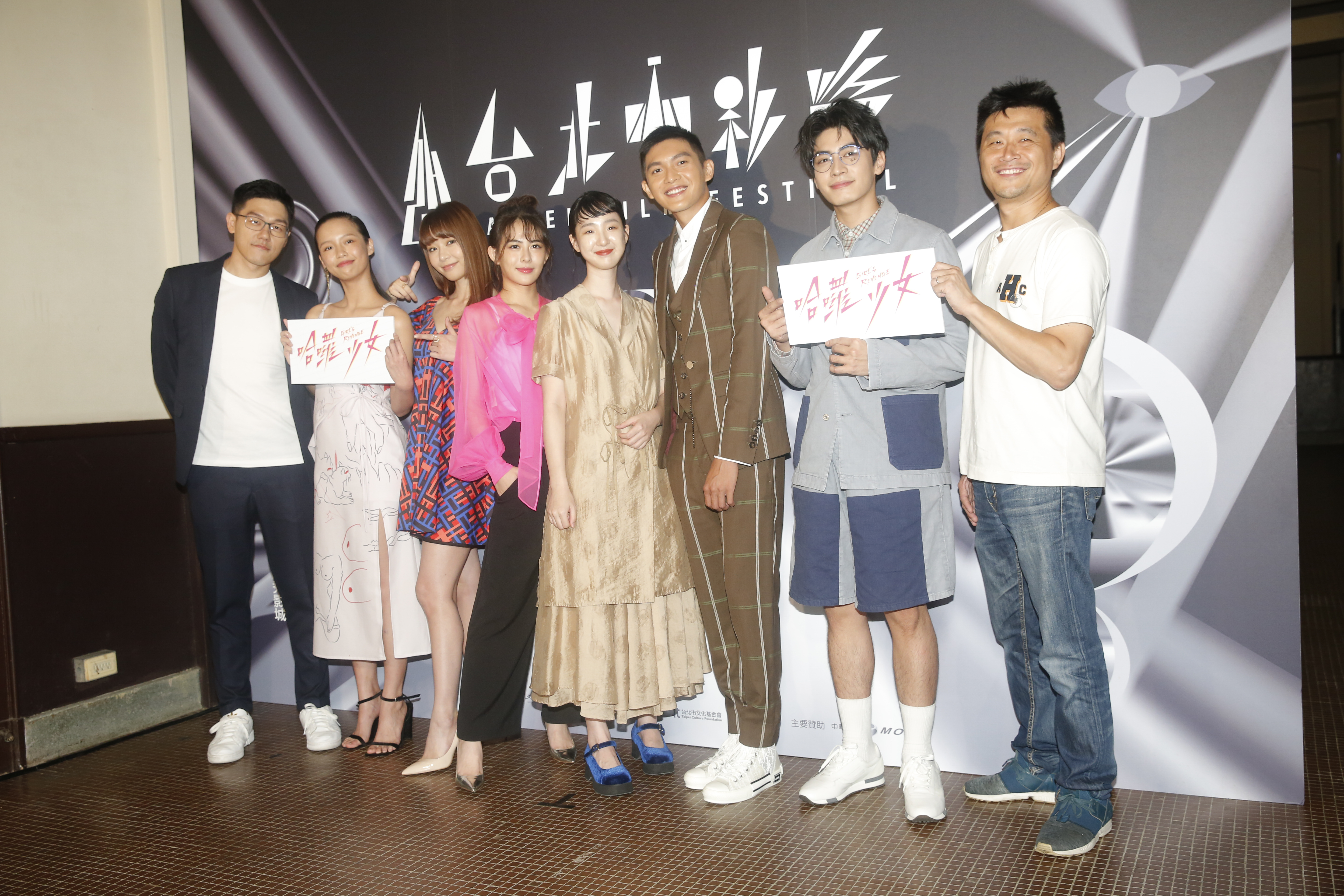 《哈囉少女》導演王威翔(左起)、王渝屏、陳怡叡、姚亦晴、劉主平、林輝瑝、宋柏緯、監製連奕琦,在台北電影節首映大談同儕壓力。