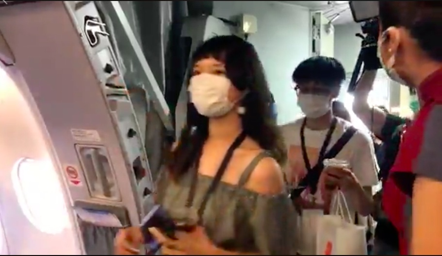 松山機場舉辦偽出國活動，幸運獲選的民眾重新走上飛機好開心。（翻攝松山機場粉絲專頁）