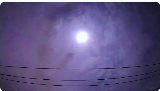 日本關東地區上空2日凌晨出現巨大火球劃過天際。（翻攝自推特@KAGAYA_11949）