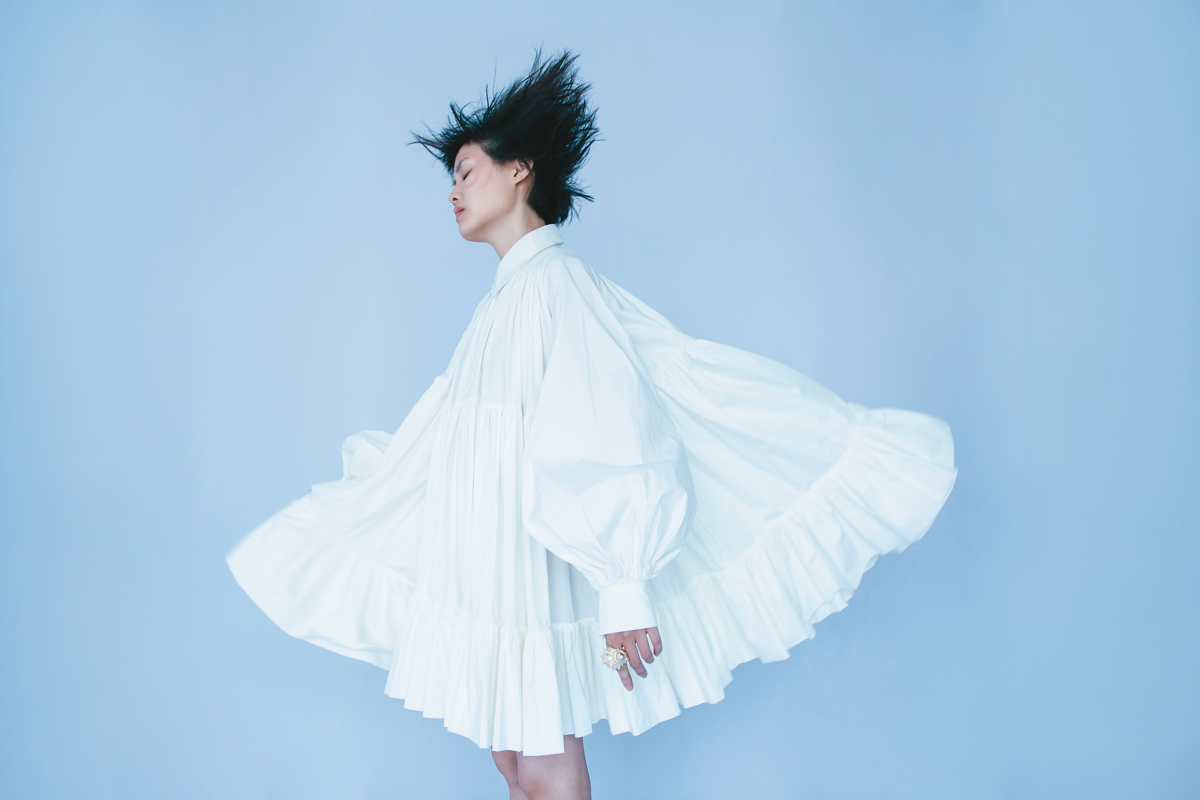 白襯衫百褶圓裙 價格店洽 by VALENTINO；貝殼戒指 NT$12,900 by SWAROVSKI