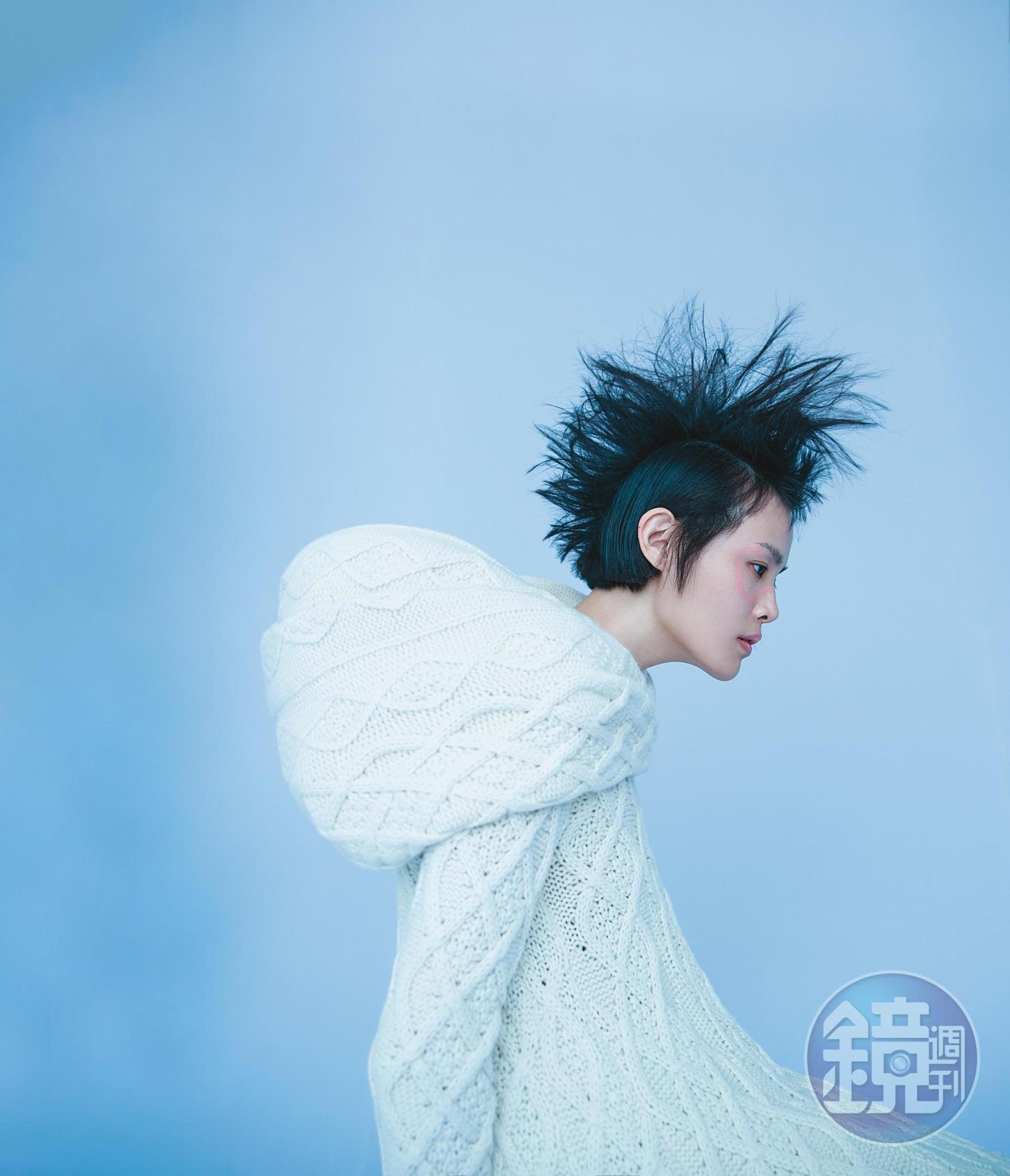 米杏色粗針織洋裝 價格店洽／米杏色粗針織圍巾 價格店洽  All by LOEWE