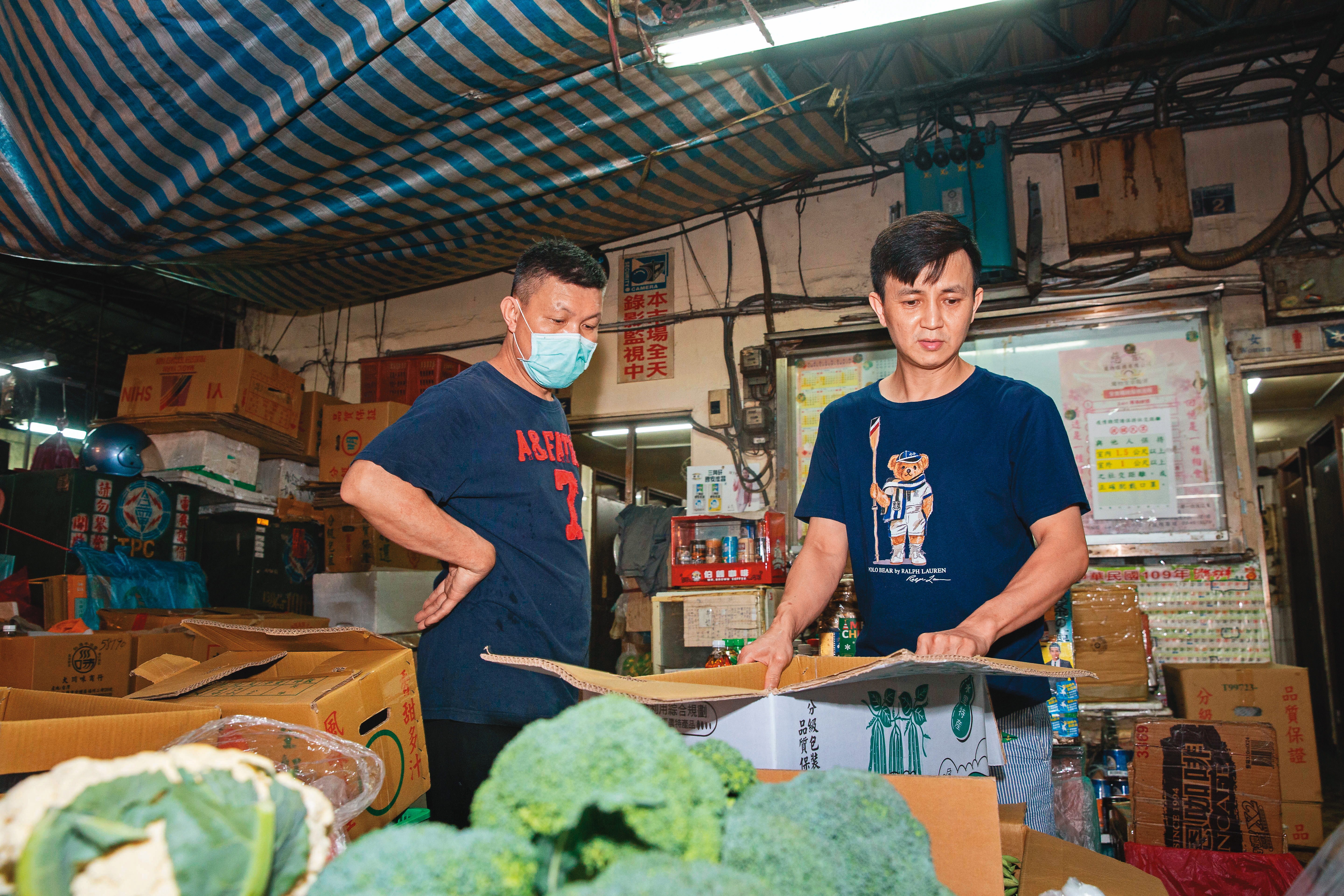 凌晨打烊後，張祐瑋（右）簡單梳洗就趕赴桃園中壢批發市場，他不以價錢為考量，要求攤商開箱讓他選貨。