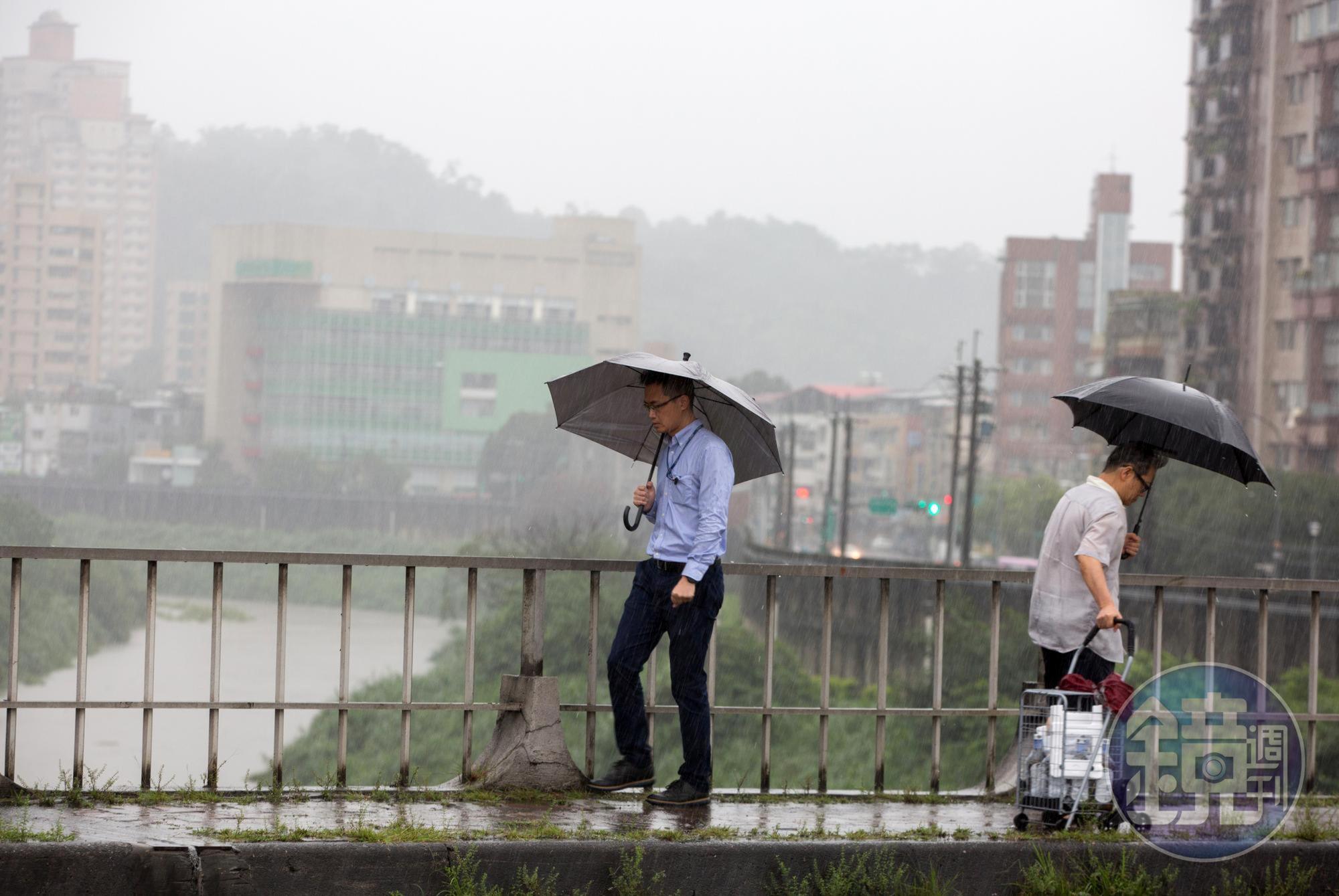 午後雷陣雨週末開始更加明顯。