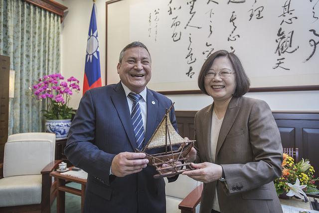 2018年美國關島總督卡佛率團訪台,和總統蔡英文互相贈禮。(總統府提供)