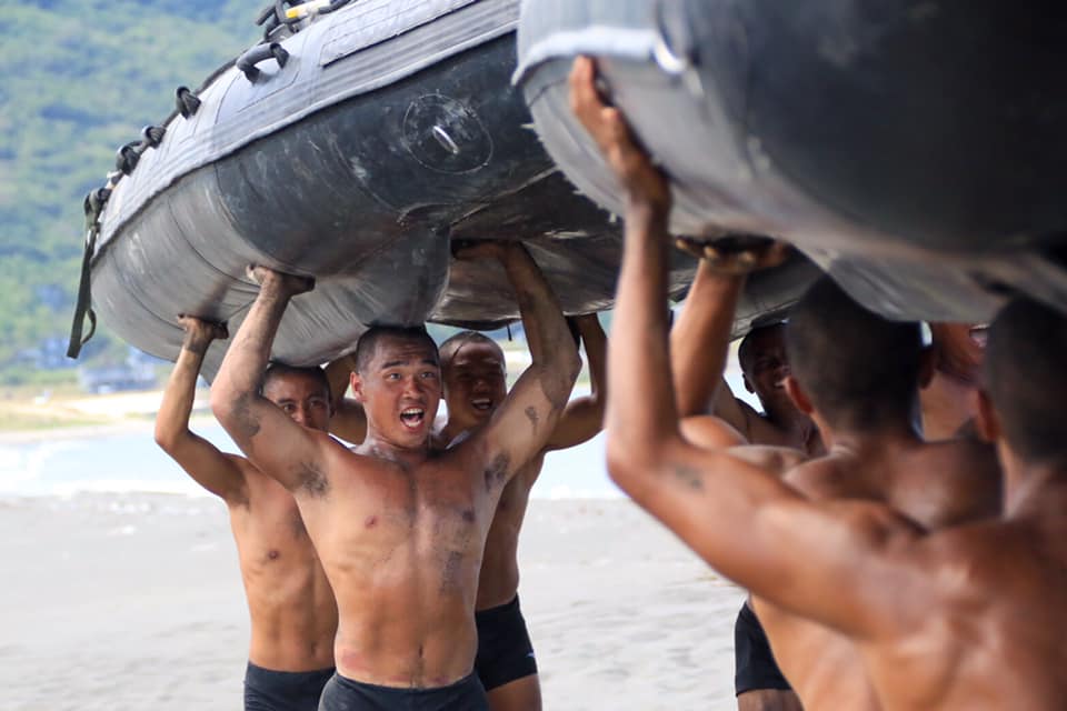 為即將登場的漢光36號演習，海軍陸戰隊今傳出操舟演練時小艇翻覆，造成3人落海搶救中。圖為示意圖，非相關當事人。（軍聞社提供）