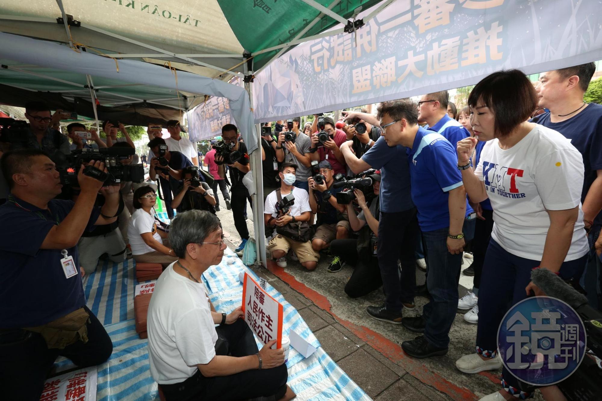 國民黨立委得知監委拜會取消後,到立法院正門聲援支持陪審制的公民團體。