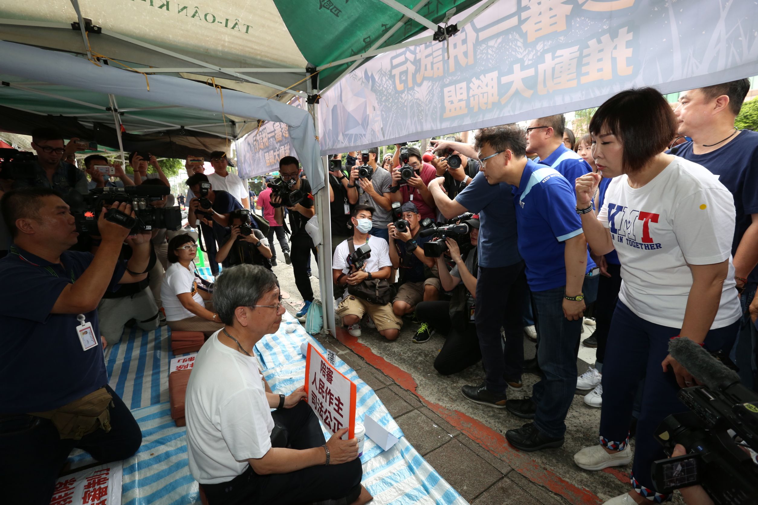 國民黨立委得知監委拜會取消後，到立法院正門聲援支持陪審制的公民團體。