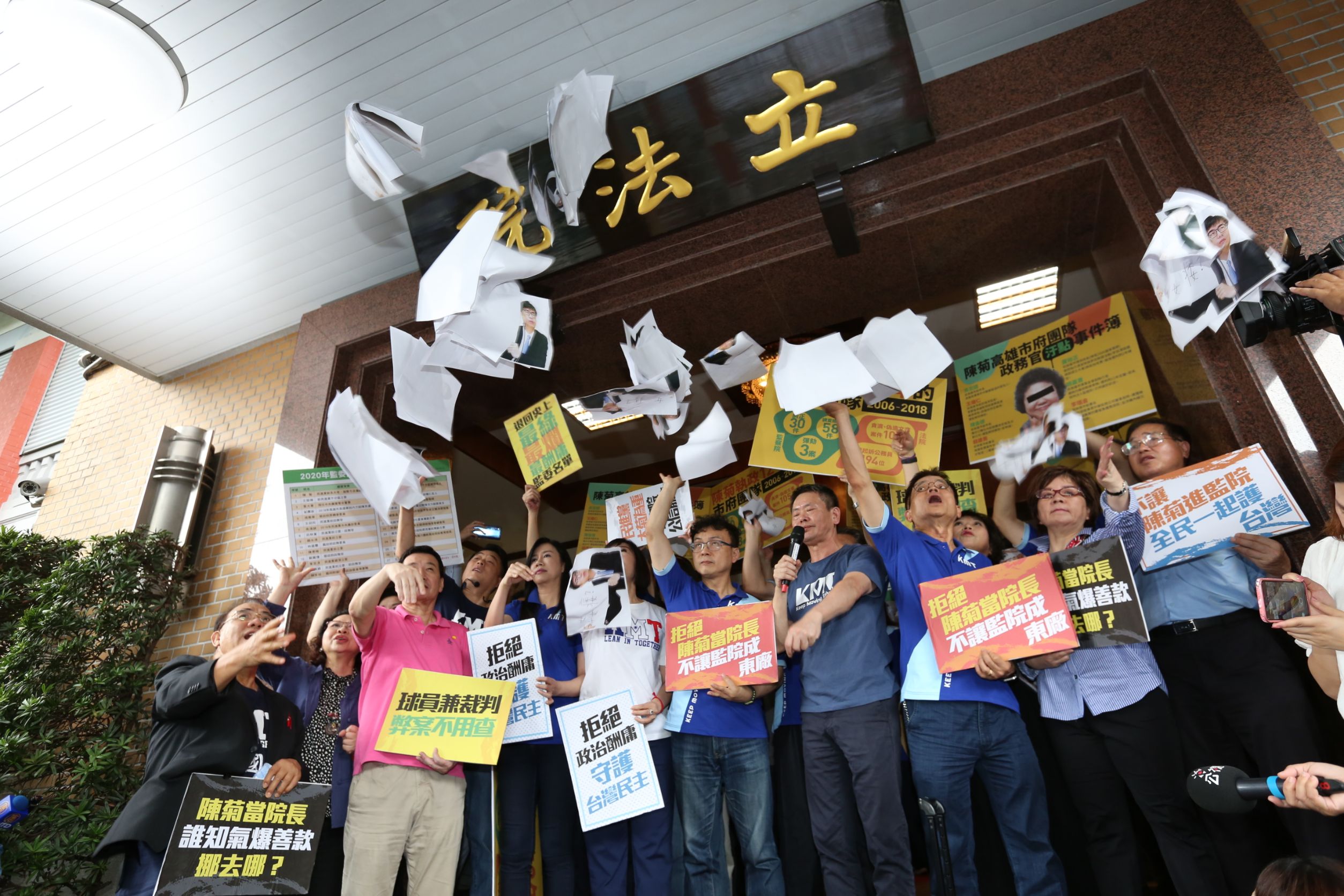 國民黨立委下午1時許齊聚立法院正門穿堂，欲抗議監委被提名人，但立院立即將拜會行程取消。