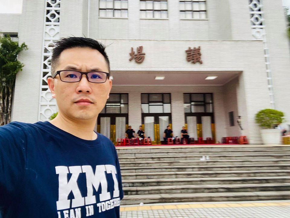 國民黨立委陳以信在立院衝撞後表示自己被打到「皮開肉綻」。(翻攝陳以信臉書)