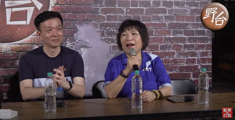 退伍將軍于北辰（左）在自己的直播平台指控，沒有藍委來關心聲援的群眾，被網紅四叉貓狠打臉。（翻攝自戰神94強YouTube頻道）